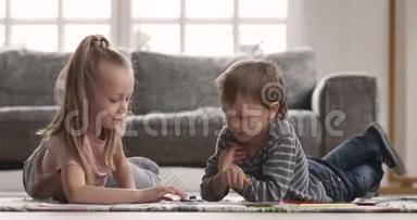 两个小孩用铅笔在地板上<strong>涂色</strong>